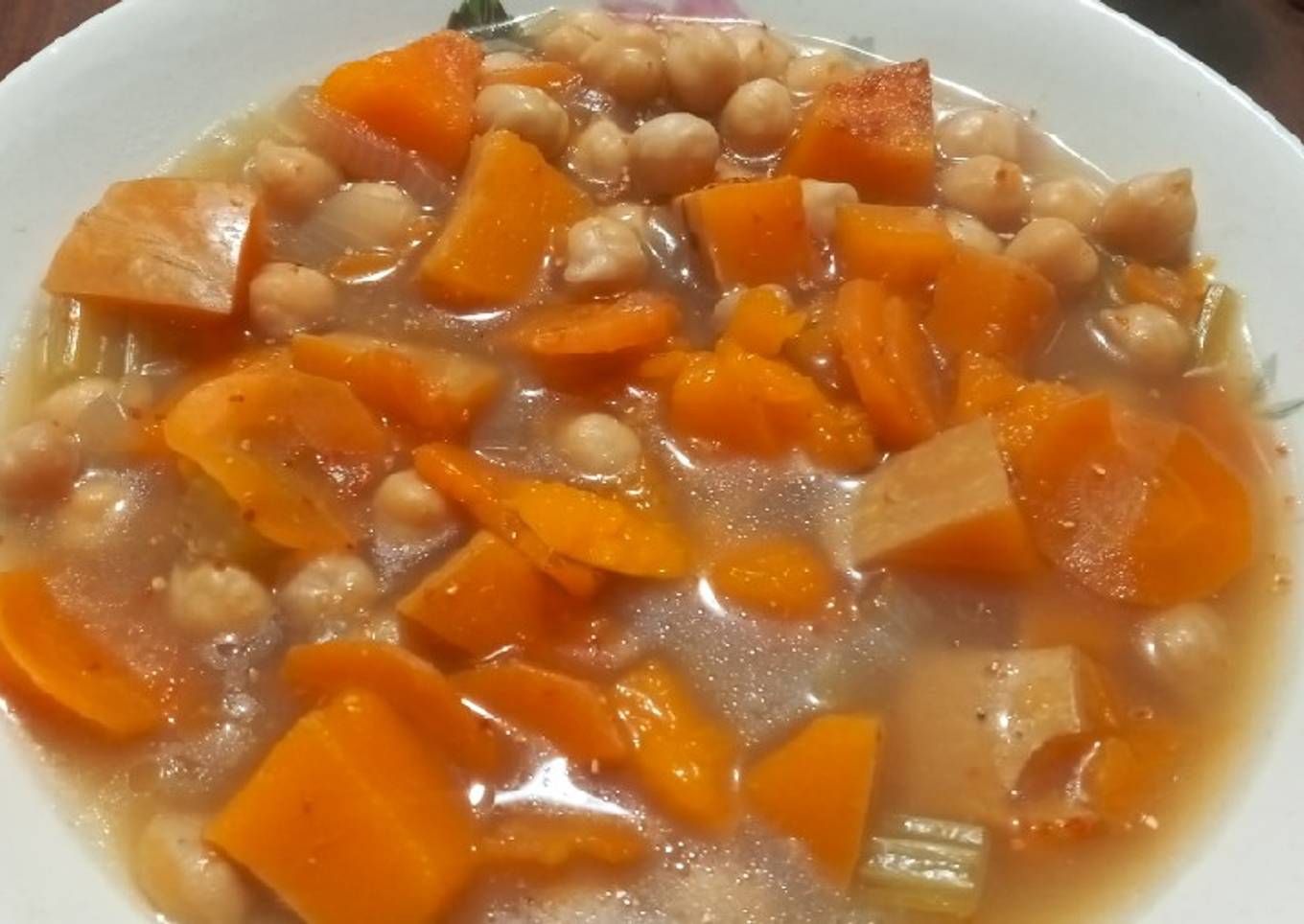 Sopa de verduras con garbanzos