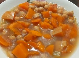 Una foto de Sopa de verduras con garbanzos