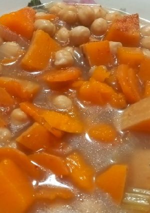 Una foto de Sopa de verduras con garbanzos