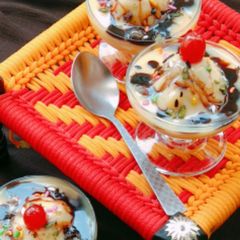 A picture of Custard chocolate ball pudding.