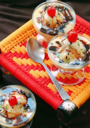 A picture of Custard chocolate ball pudding.