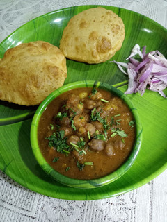 आलू पूरी-पंजाबी छोले(Aloo puri-punjabi chole recipe in Hindi) रेसिपी मुख्य फोटो