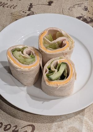 Sajtos sonkás tekercs recept fotója