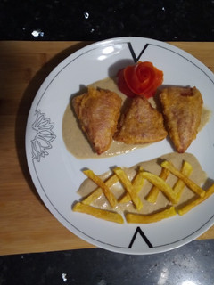 Una foto de Pimientos Rellenos en Salsa de Champiñón