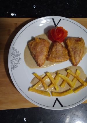 Una foto de Pimientos Rellenos en Salsa de Champiñón