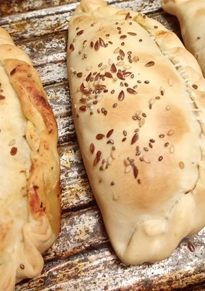Una foto de Empanadas de carne cortada a cuchillo