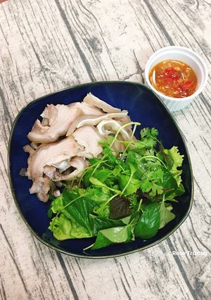 Hình của món Thịt Đầu Heo Luộc Chấm Mắm Nêm.