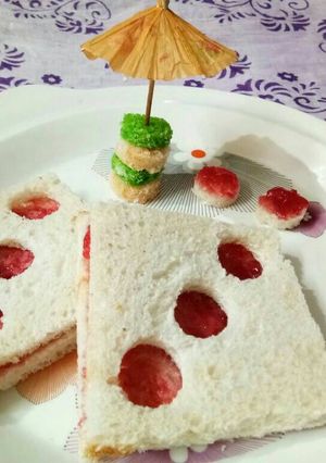 A picture of Simple bread jam in different cut.