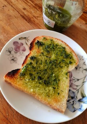 Una foto de 🍞 Tostada con aceite saborizado de albahaca y ajo 🍃