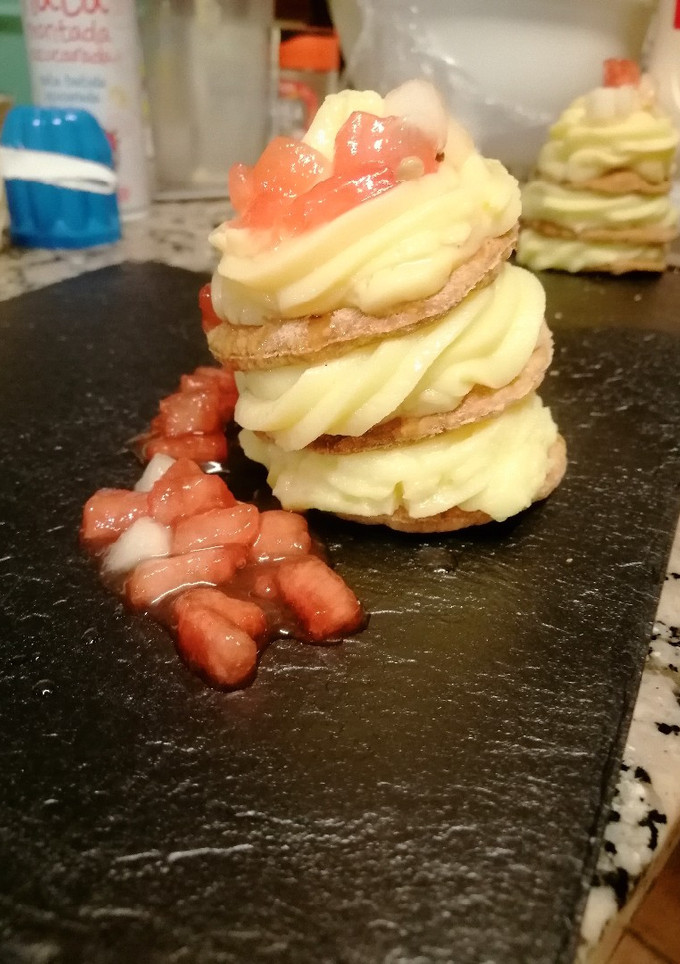Una foto de Milhojas de crema de lima y frutas en almíbar casero