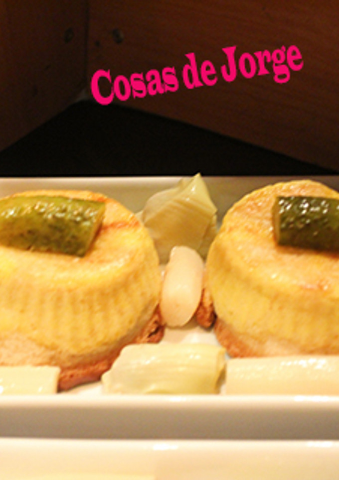 Una foto de Magdalenas de pan de molde con panceta ahumada y huevo