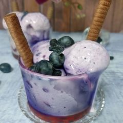 A picture of Currant and Berry frozen yogurt.