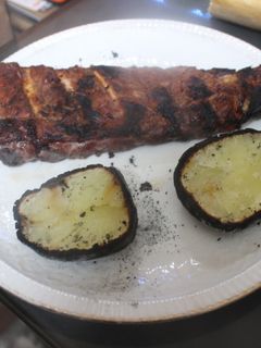Una foto de Costillas a la brasa con patatas
