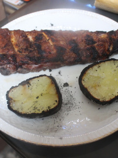 Una foto de Costillas a la brasa con patatas