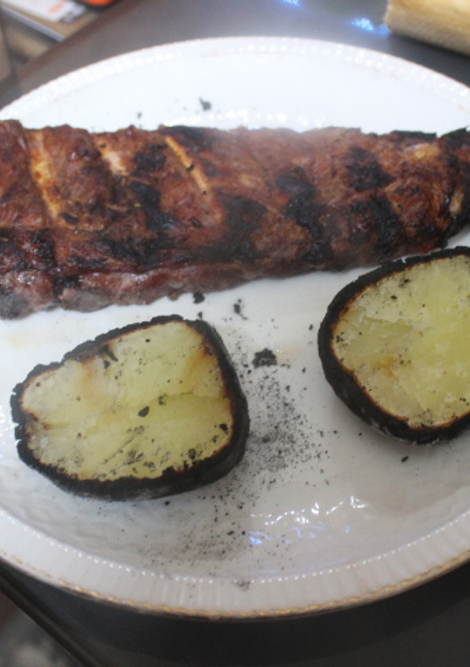 Una foto de Costillas a la brasa con patatas