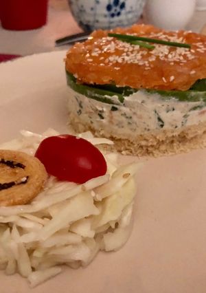 Une photo de Cheesecake Saumon Avocat & fromage frais à la ciboulette et échalotes