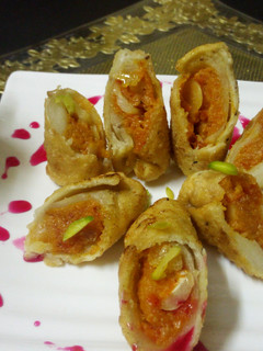 गाजर हलवा स्प्रिंग रोल्स (Gajar halwa spring rolls recipe in Hindi) रेसिपी मुख्य फोटो