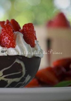 Une photo de Coque 2 chocolat et fraises chantilly