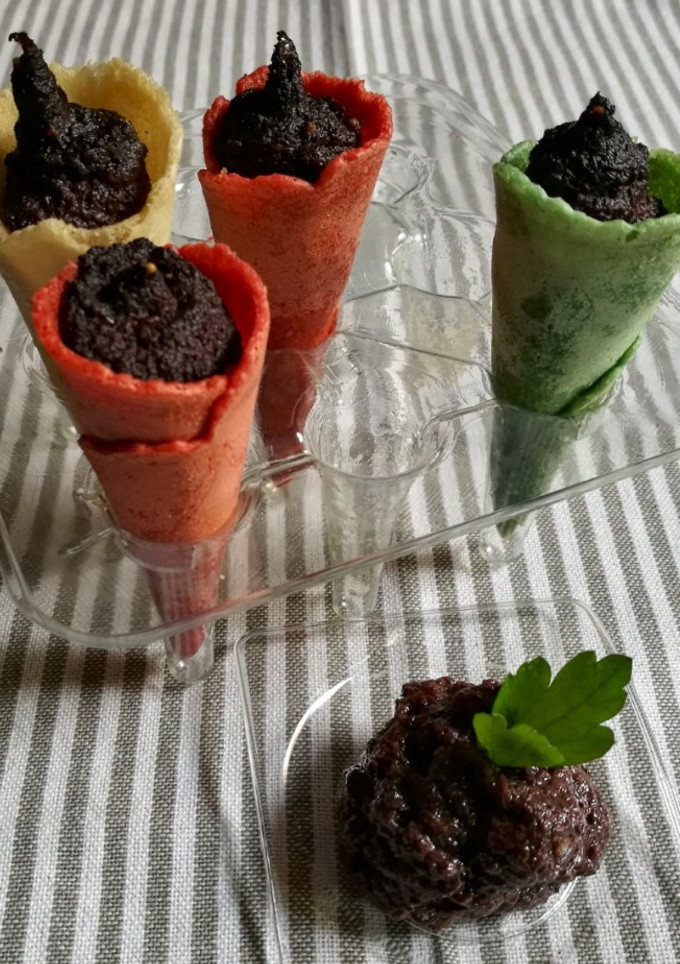 Una foto de Tapenade de kalamata, higos secos y menta