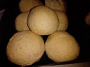 Una foto de pan casero con grasa