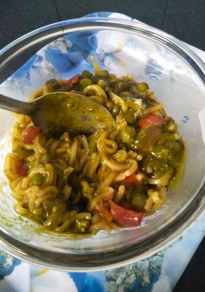 A picture of Palak paneer gravy maggi.
