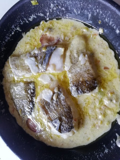 Una foto de Bacalao confitado y salsa de puerro con queso azul