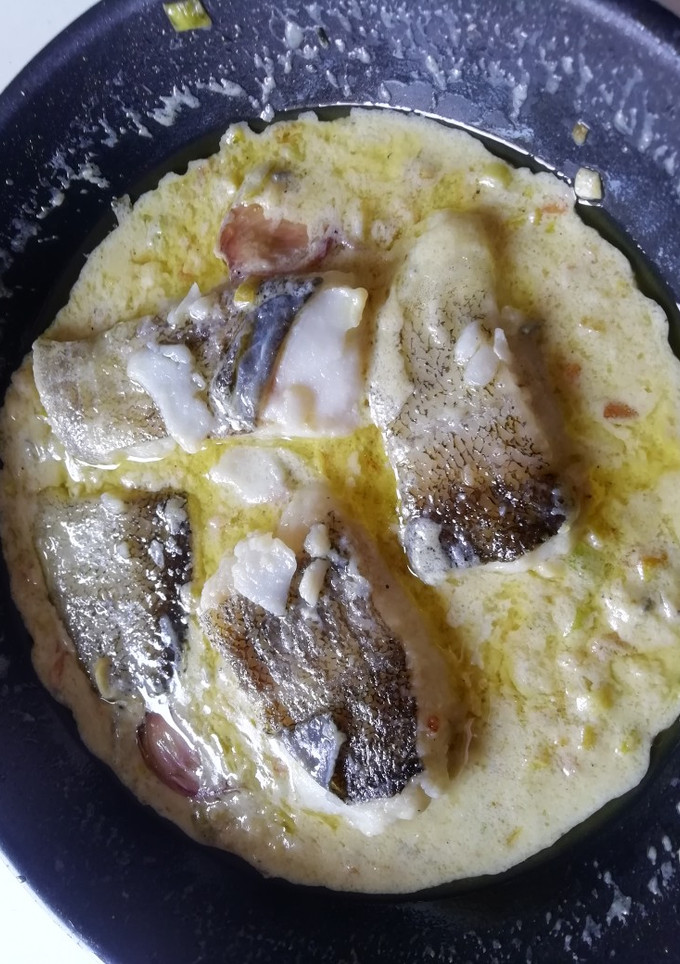 Una foto de Bacalao confitado y salsa de puerro con queso azul