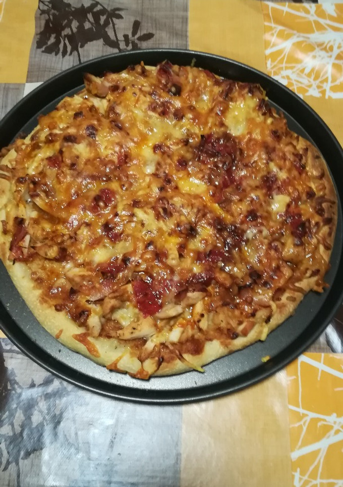 Una foto de Pizza de pollo a la barbacoa