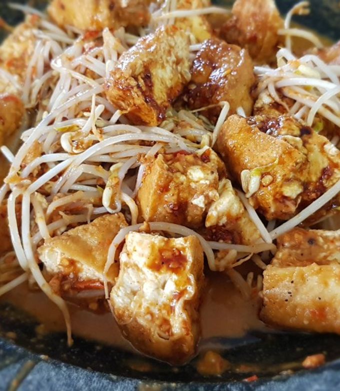 A picture of Tahu Tek (Fried Tofu and Bean Sprout With Peanut Sauce).