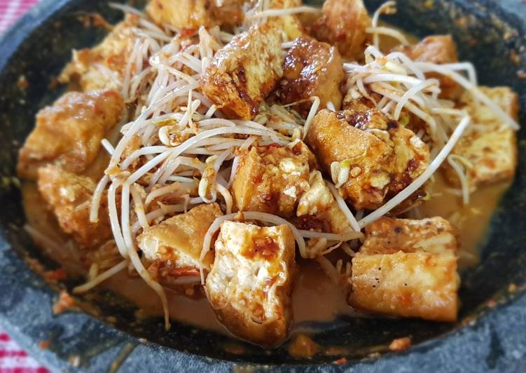 TAHU TEK (FRIED TOFU AND BEEN SPROUT WITH PENAUT SAUCE)