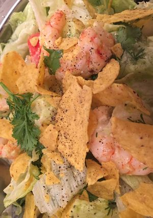 Una foto de Ensalada con Nachos y langostinos