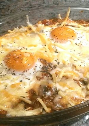 Una foto de Tallarines de calabacín con salsa de tomate gratinados con huevo