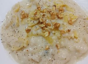 Foto di Farfalle con cavolfiore e besciamella con gorgonzola e parmigiano
