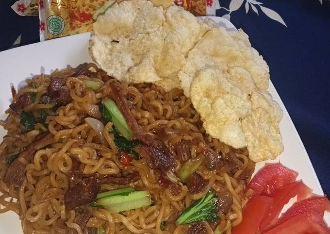 Bagaimana Membuat Mie sakura goreng semur🍝 yang Enak Banget