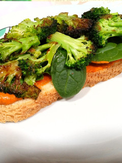 Una foto de Tostada de brócoli con salsa romesco