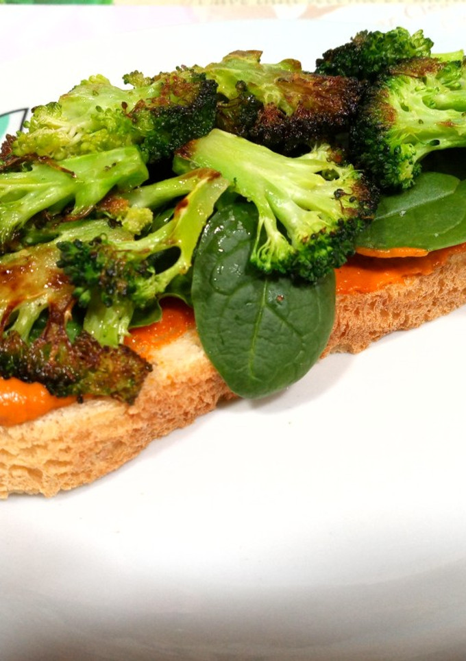 Una foto de Tostada de brócoli con salsa romesco
