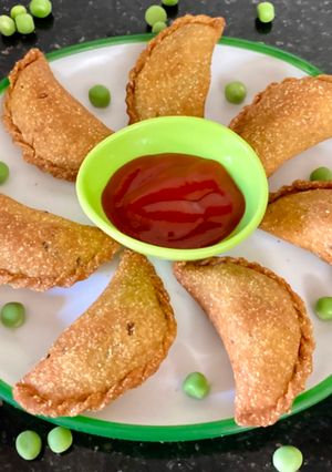 मटार कंरजी (Matar Karanji Recipe In Marathi) रेसिपी चे मुख्य फोटो 