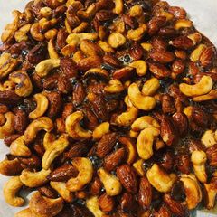 A picture of Sweet & Salty Almond & Cashew Nuts.