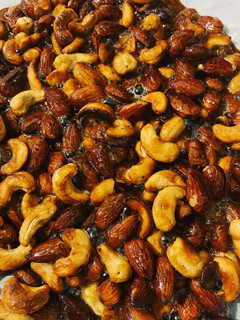 A picture of Sweet & Salty Almond & Cashew Nuts.