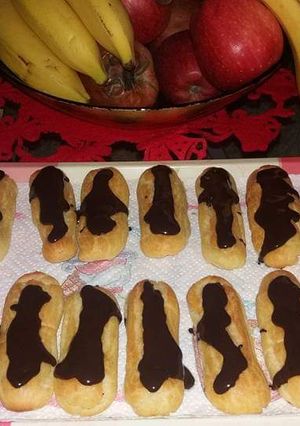 O poză a rețetei Eclere cu crema de vanilie si ciocolata.