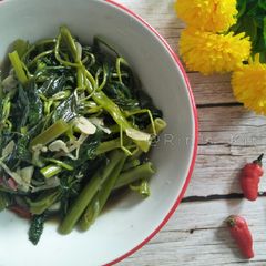 A picture of Tumis Kangkung (Sauteed Water Spinach).