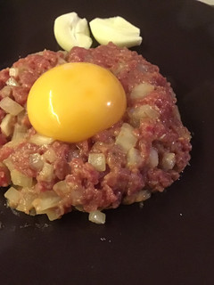 Una foto de Steak tartar checo tradicional de Moravia