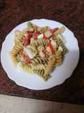 Ensalada de pasta con huevo duro, palitos de cangrejo y queso fresco
