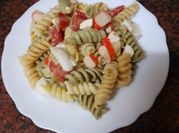Una foto de ensalada de cangrejo y lechuga