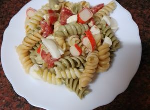 Foto principal de Ensalada de pasta con huevo duro, palitos de cangrejo y queso fresco