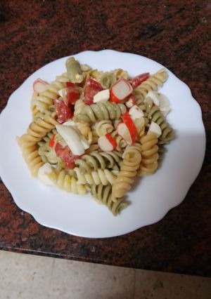 Una foto de Ensalada de pasta con huevo duro, palitos de cangrejo y queso fresco