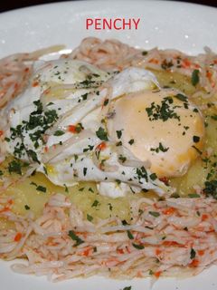 Una foto de Puré de patata con huevo y surimi rallado