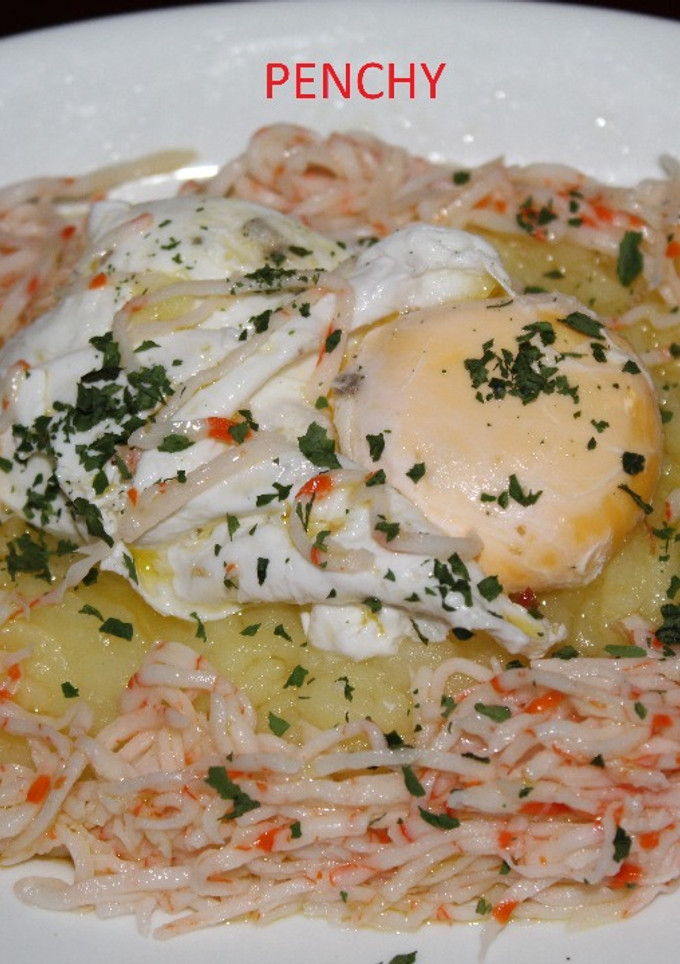 Una foto de Puré de patata con huevo y surimi rallado