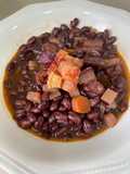 Frijoles negros con chorizo y panceta