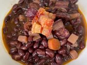 Una foto de frijoles con chorizo